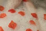 Bubble bath with roses (feet)