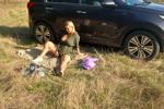 Outdoor-Lust – erwischt neben dem Auto 🔥