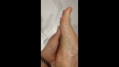 Cleaning feet