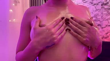 SHOW SENSUAL OIL AND ICE ON MY TITS 😈💦