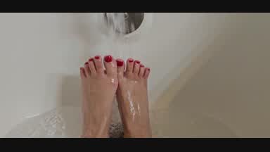 Cute Toes in the Tubby