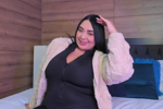 Curvy Temptation in Black – Ready to Tease You
