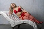 blondi in red