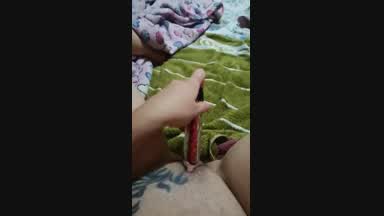 playing pussy+dildo