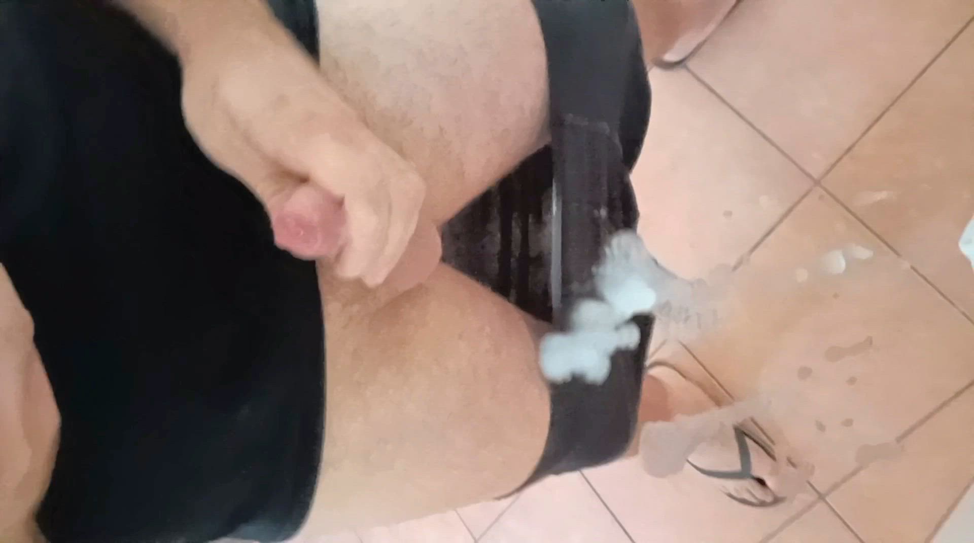 Sexy cumshot on the mirror