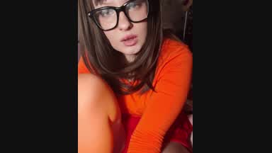 Velma play with lovens