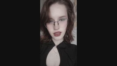 >_<
