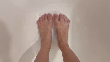 Wet feet in bath