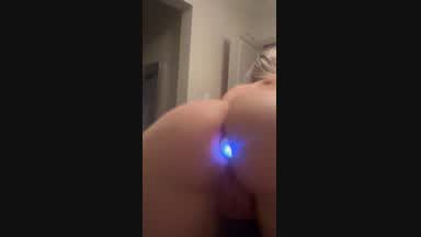 Vibrating anal plug twerking
