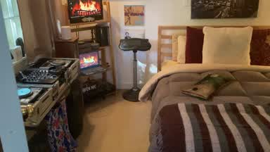 My room come play with me
