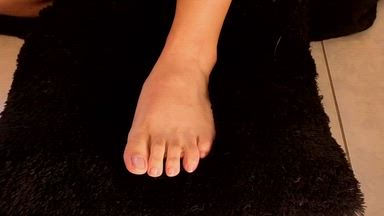 PAINTING MY NAILS FEET