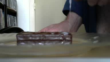 Ejac sur gateau! Cum on cookie!!