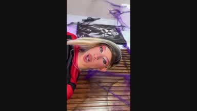 Your body is the canvas and my caresses the pain».