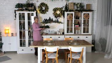 Let's set the table for Christmas together.