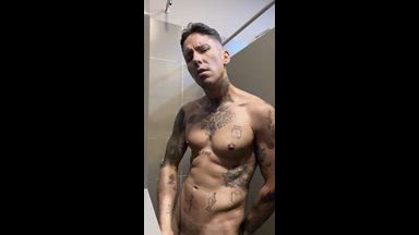 I masturbate in the gym bathroom 🥵🥵