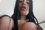 MOOORE NAKED IN THE SHOWER