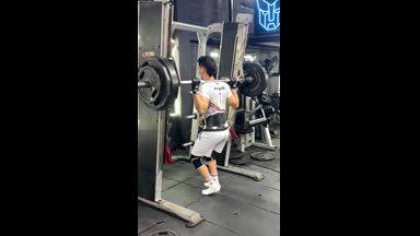 At the GYM squats 🍑