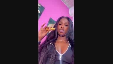 I love to seduce you with lips 🍒🔥😏