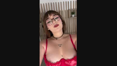 Do you like how red looks on me?❤️
