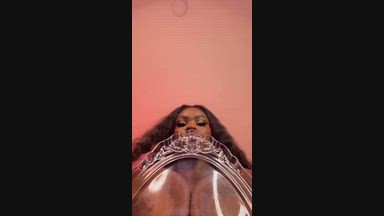 Show me your tits while you're sitting in the chai