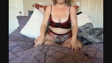 blonde hair blue eyed milf โ Masturbating