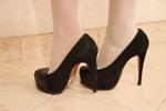 PIES CON TACONES Y LENCERÍA