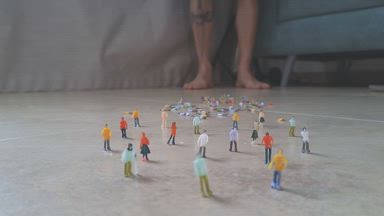 Crushing tiny peoples