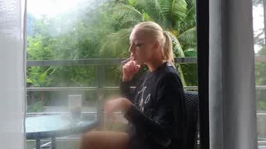 voyer smoke at the balcony