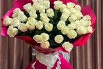 give a bouquet of flowers to a girl