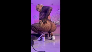 Sexy lady with big ass! 🥵😍🍑