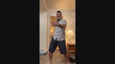italiankingstripper โ Dancing a bit while stripping ๐ช๐