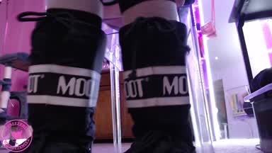 Cheebeezkneez Moon Boot Worship - feet - stomping