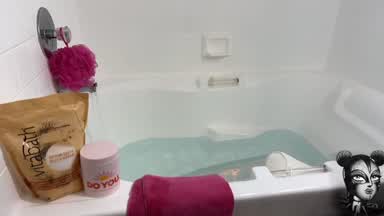 Bath Tub w Miss Coco