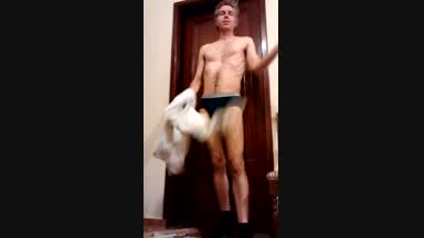 Chico sexy se quita la ropa hasta quedar desnudo