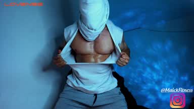 DESTROYING A T-SHIRT WHILE I FLEX MY MUSCLES AND I