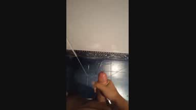 Me corro en los azulejos del baño