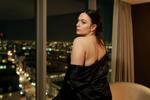 Elegance against the backdrop of the city at night