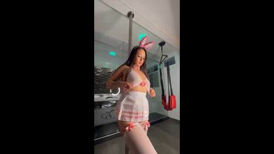 bounce boobs  show ass