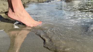 The rustle of waves, sand and my wet feet 💦