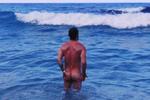 desnudo en la playa
