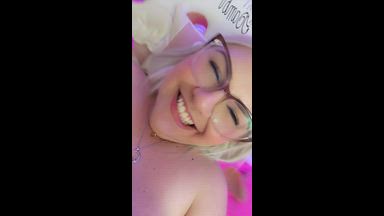 fingers in my pussy very wet and tight 💦
