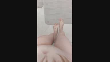 Steps on Feet with naked Labia