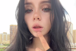 >_<