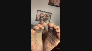 Kiss n lick my dirty feet