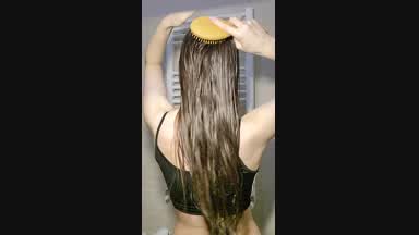 My wet hair needs a brush!