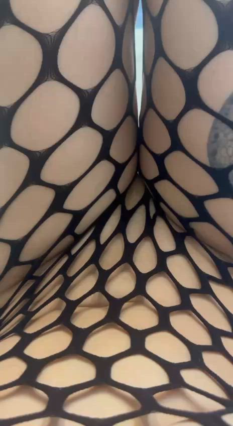 Exploring my wet pussy, with my fingers while im w