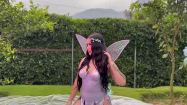 just look at how this fairy scatters magic