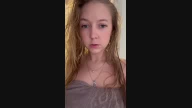 Play Pussy close up in bed