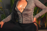 it's a pleasure to meet you. i'm mia davis. follow me — Sport girl