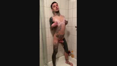 landi977 โ In der Dusche mit dem Dildo